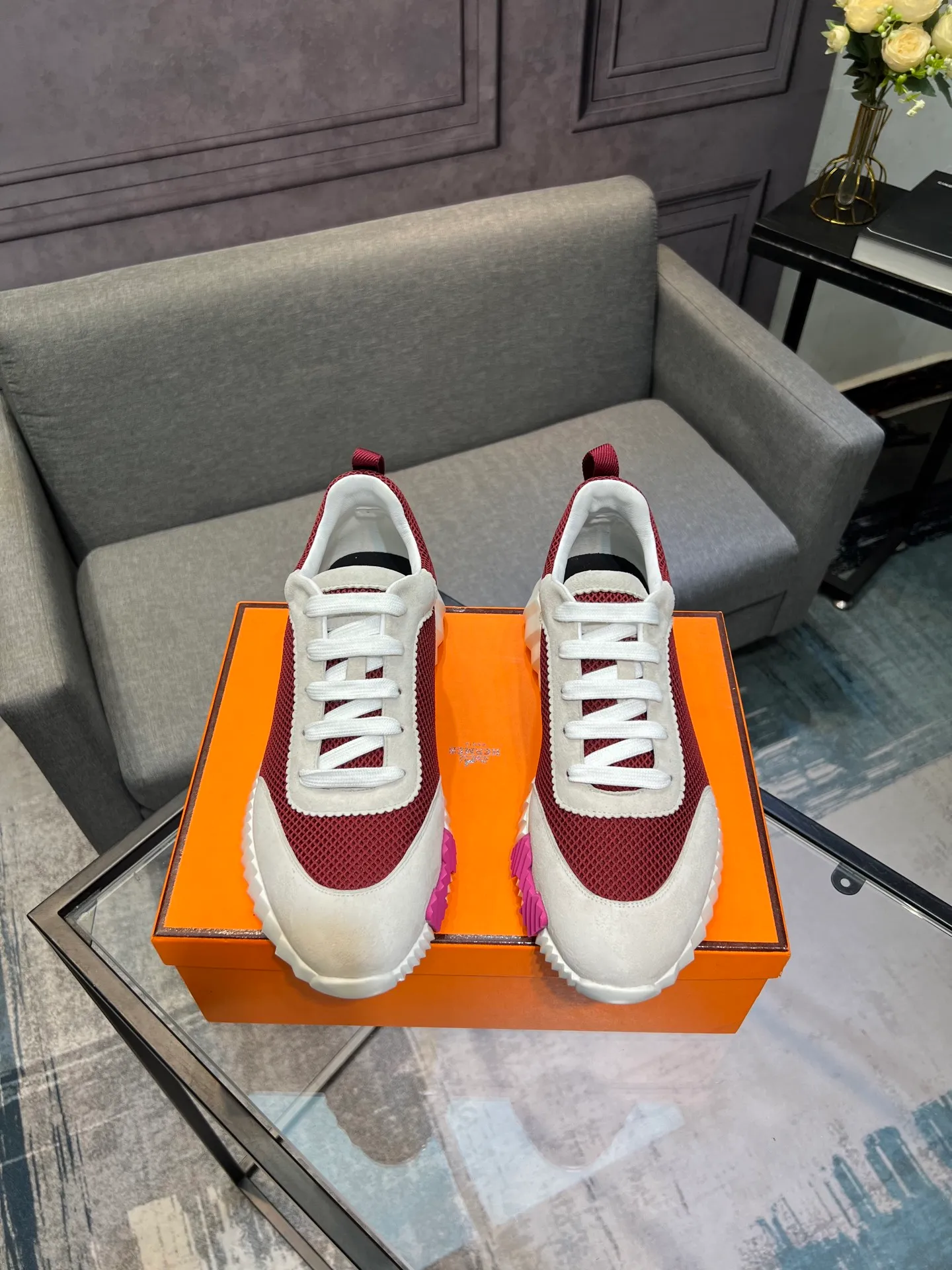 Men's shoes 💰660 Exclusive real shot (top version) Hermes new autumn and winter sports shoes. One of the most comfortable shoes from Hermes. Very light on the feet and good-looking. You will not be tired even if you go shopping. The overall suede feels very good. It is very beautiful and versatile. Very light and comfortable. Fabric: Imported high mercerized sheep/original single rain velvet. Lining: Imported silk sheepskin for the lining insole. Outsole: Seamless combination of IP+TPU (multi-color letters) German technology irradiation machine Size: Male 39-46 (Male 38 45 46 customized) Top quality, simultaneous full set of packaging